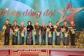 纪念越南荣军烈士节70周年的“缅怀战友”艺术晚会