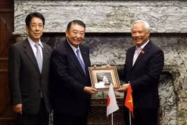 越共中央委员、国会副主席汪周刘（右图）会见了日本国会众议院议长大岛理森。