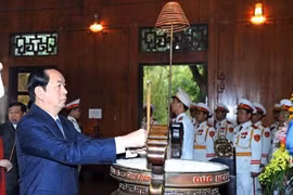 陈大光主席在金莲历史遗迹区敬香