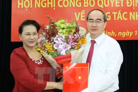 越南国会主席阮氏金银向阮善仁颁发决定。（图片来源：越通社）