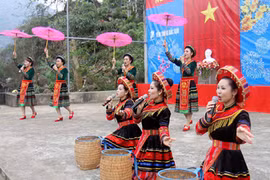 当地民族歌舞表演