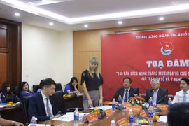 俄罗斯科学与文化中心下属俄语中心主任纳塔利娅女士在座谈会上发表讲话。（图片来源：http://congly.vn）