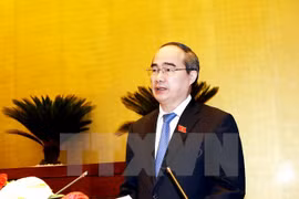 越南祖国阵线中央委员会主席阮善仁在会议做报告。（图片来源：越通社）