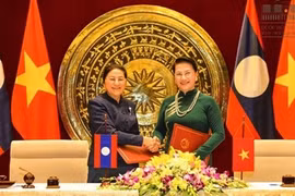 越南国会主席与老挝国会主席签署合作协议。（图片来源：国会网站） 