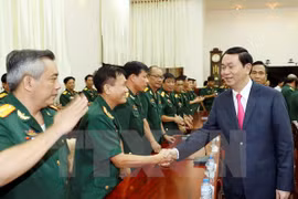 陈大光主席与第九军区领导握手