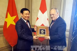 王廷惠与瑞士经济、教育与科研部长Johann Schneider-Ammann。（图片来源：越通社） 