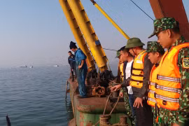 越南下龙湾驳船与游船相撞船上31名中国游客获救