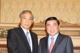 胡志明市人民委员会主席阮成锋（右）会见​日本群马县知事大泽正明（左）。（图片来源：越通社）