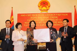 越南国家副主席邓氏玉盛(左二）。（图片来源：越通社）
