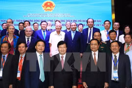 ​与会代表合影。（图片来源：越通社）