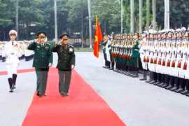 梁强上将举行仪式 欢迎维莱中将一行访越。（图片来源：越通社）
