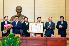 阮春福总理向荣市授予新农村建设证书（图片来源：越通社）