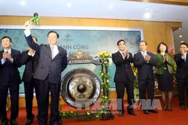 越南财政部部长丁进勇敲响开市铜锣（图片来源：越通社）