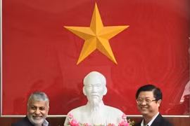 芹苴市人民委员会副主席张光淮南（右）向萨蒂什·梅赫塔赠送礼物。