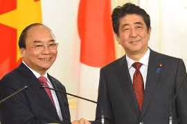 阮春福总理和安倍晋三首相。（图片来源：VGP）