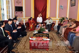 越南祖国阵线中央委员会副主席裴氏清一行会见了古巴保卫革命委员会领导。（图片来源：越通社）