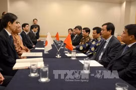 越南文化体育与旅游部部长阮玉善同日本神奈川县知事黑岩佑治举行工作会谈。（图片来源：越通社）