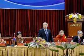 越柬友好协会主席武卯在座谈会上发表讲话。