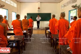 上课前，老师和僧侣们互相敬礼。