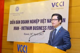越南工商会主席武进禄在论坛上发表讲话。（图片来源：越通社）