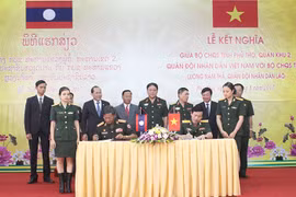 富寿省与琅南塔省军事指挥部举行结交仪式。
