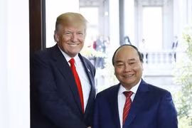 越南政府总理阮春福(右）与美国总统特朗普。（图片来源：越通社）