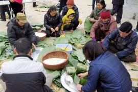 包粽子（图片来源：越通社）