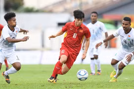 越南球员阮公凤（红衣）将比分锁定为4-0。