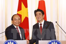 越南政府总理阮春福（左）和日本首相安倍晋三。（图片来源：越通社）