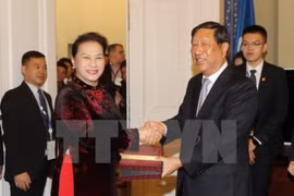 越南国会主席阮氏金银与中国全国人大常委会副委员长张平。