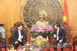 附图。隆安省省委书记会见范文仍（Pham Van Ranh)会见柬埔寨国防部国务秘书Chieng Om（图片来源：越通社） 