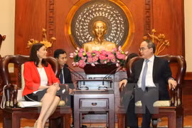 胡志明市市委书记阮善仁（右）会见英特尔（越南 ）公司总经理谢莉·博格。（图片来源：越通社）