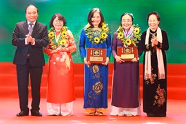 阮金飞凤（右二）荣获2016年柯瓦列夫斯卡娅奖