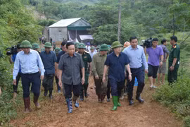 政府副总理郑廷勇赴和平省视察指导山体滑坡抢险救援工作。