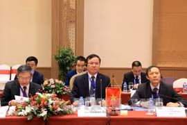 越南公安部警察总局代总局长陈文卫（中）率团出席会议。