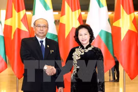 缅甸上院议长兼联邦议会议长曼温凯丹（图左）与越南国会主席阮氏金银（图右）