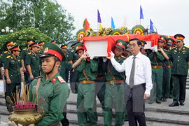 5月17日在广治省举行的越南志愿军和专家遗骸归国安葬仪式​。