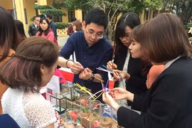 越南青年被中国手工艺品吸引住