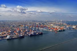 印度尼西亚首都雅加达海港。（图片来源：portstrategy.com）