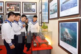 “黄沙和长沙归属越南：历史证据和法律依据” 资料图片展在乂安省举行。（图片来源：越通社）