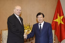 越南政府副总理郑廷勇与古巴外贸外资部部长罗德里戈·马尔米耶卡·迪亚斯。（图片来源：越通社）