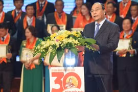 阮春福总理发表讲话。