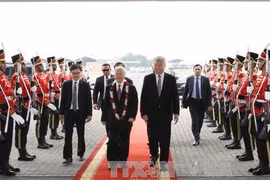 阮富仲抵达雅加达苏加诺-哈达国际机场欢迎仪式。
