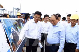 越南政府总理阮春福​参观盖梅国际港。