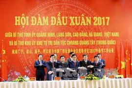 与会代表签署会谈纪要（图片来源：越通社）