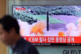 韩国电视台报道有关朝鲜试射洲际弹道导弹的消息。