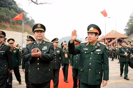 ​附图：越南国防部长冯光青大将（图右）与中国国防部长常万全上将（图左）共同主持第​三届越中边境国防友好交流活动（图片来源：http://www.qdnd.vn/）