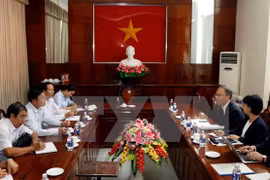 越南西南部事务指导委员会领导在芹苴市与日本广岛县代表就双方环境合作问题进行会谈。