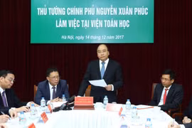 阮春福总理与越南数学研究院领导举行工作会议