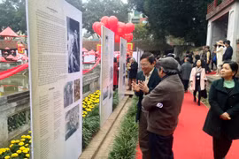 许多观众前来参加第十四届越南诗歌日活动（图片来源：越共电子报）